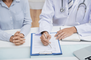 oncologo parla con paziente durante La visita oncologica