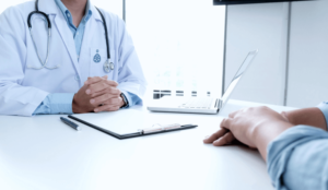 neurochirurgo parla con paziente per la Visita Neurochirurgica