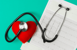 cuore con risultati elettrocardiogramma