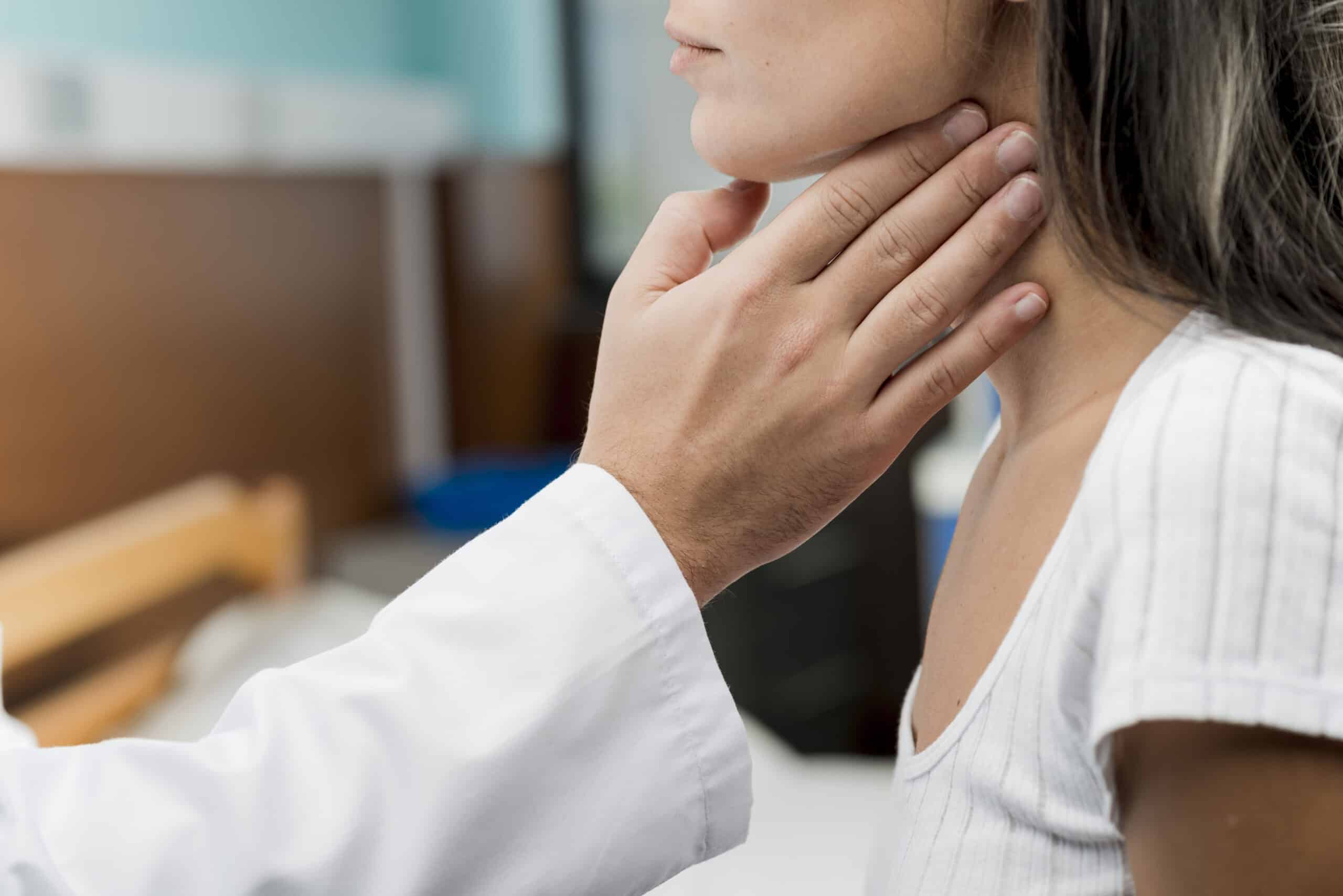 Tiroide gonfia e stanchezza: cosa può significare?