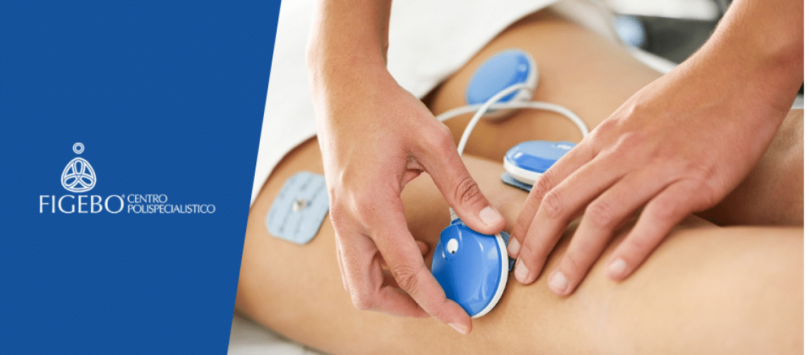 fisioterapeuta applica elettrodi per elettrostimolazione muscolare